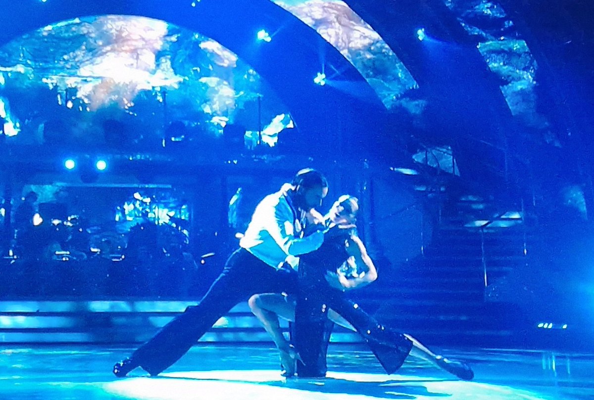 suez6485's tweet photo. Tune!!!
Passion!!!
Shirley brings out a 10!!! 🤷🏼‍♀️

#Strictly #StrictlyComeDancing #SCD #Strictly2024 https://t.co/vFnA2YGQ0n