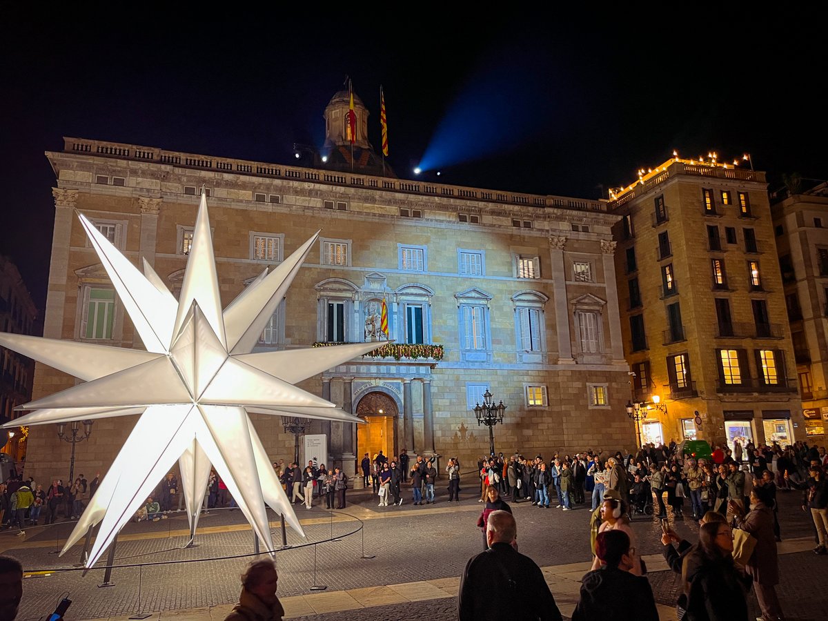 gencat's tweet photo. 🎄 Per Nadal, vine a Palau! No et perdis les jornades de portes obertes:

🗓 14 i 15 de desembre. 12h-20 h. Amb inscripció prèvia.
🗓 Del 16 al 20 de desembre. 17h-21h. Accés gratuït al Pati Gòtic.

https://t.co/wjM55NRb04 https://t.co/Tr3MX6e9zi