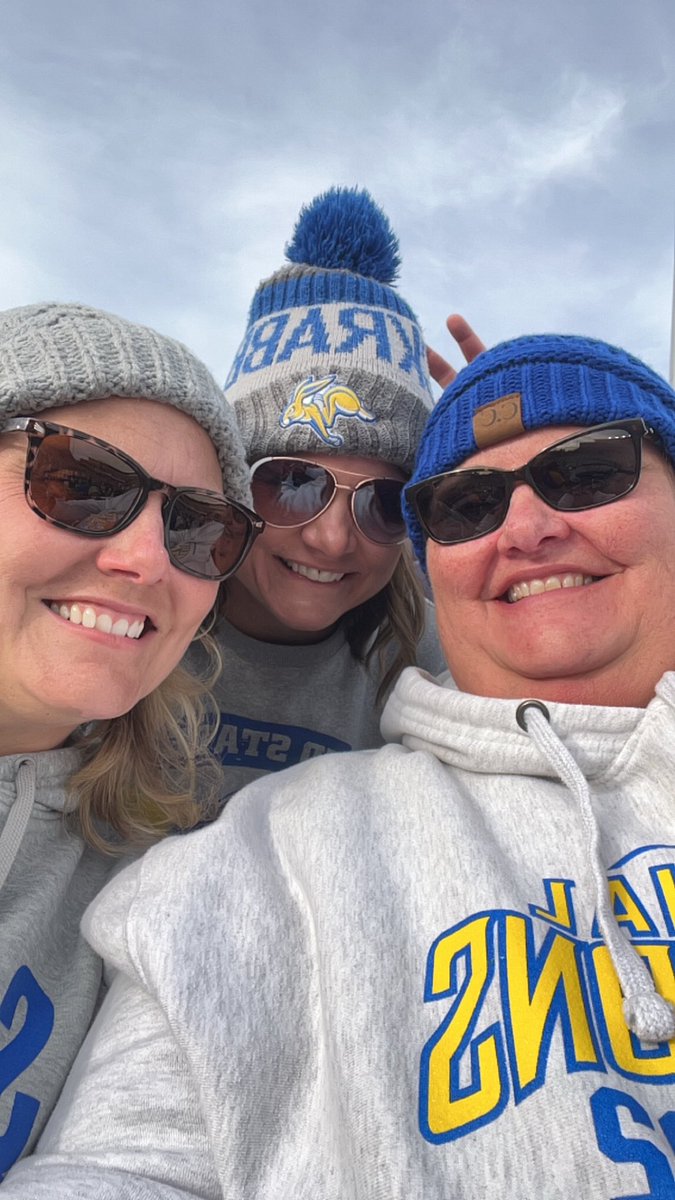 hiede11's tweet photo. #gojacks loving some Jacks family time! 💙🏈🐰💛 https://t.co/t7cER8i4gA