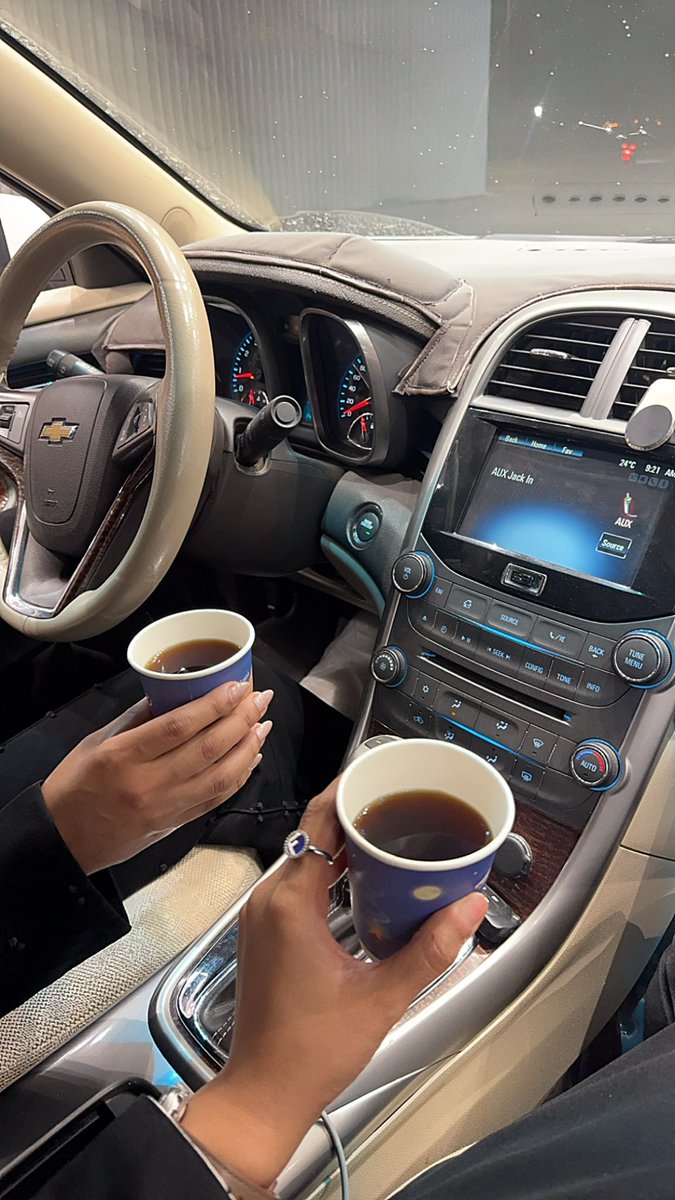 لو يمّينك ماتمد إلا بيالة شاهي 
كنها تمد الأراضي السبع باللي فيها.