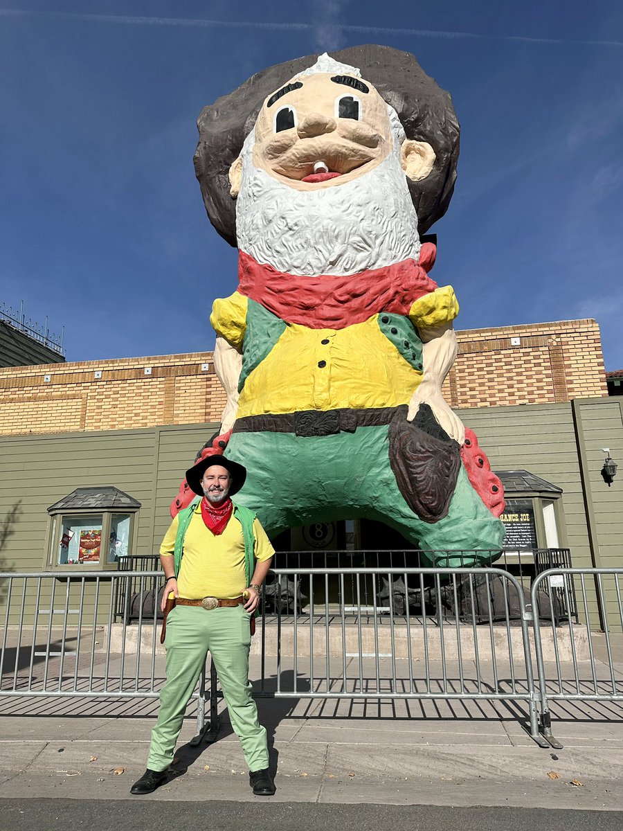 Who wore it better…#LastChanceJoe or me? 🤠

See y’all down here at City of Sparks Christmas parade that starts at 1pm, partna!!! 😎🎅🎄

#SparksProud