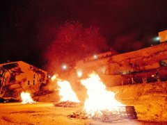PatrimonioAlava's tweet photo. La noche del 7 de diciembre se celebran con antorchas de espliego y hogueras #LaRonda en #Labastida, las #Mañas en #Leza, #Navaridas y #Samaniego, #LosMarchos en #LapuebladeLabarca, la #Lumbrada de #Elciego y #LaMartxa de #Lagrán. #Álava
Foto: @turismo_vasco https://t.co/VIUn7egTTI
