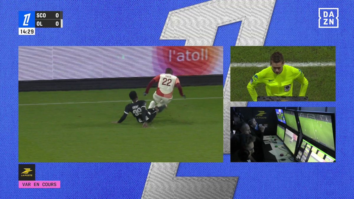 lnstantFoot's tweet photo. 🚨 Lunaire : Bamba Dieng avait reçu un carton jaune pour ce tacle dangereux, l'arbitre a été appelé par la VAR pour une possible expulsion... et finalement le carton jaune a été annulé ! ❌😳

( 📸 @FreeFoot ) https://t.co/RTDrL7Sug2