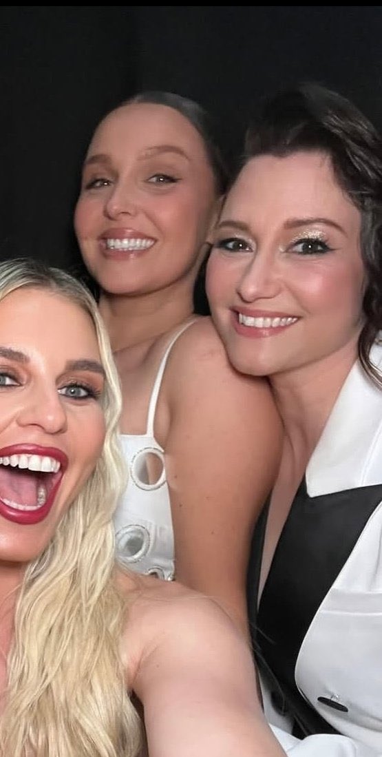 OMG THEY'RE SO CUTEEEE
(jo and lexie bffs in another universe 💗