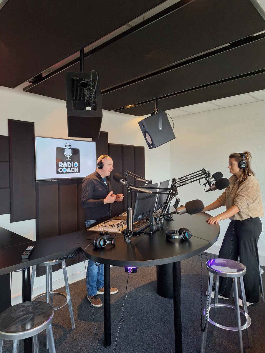PierrePapa's tweet photo. Zelf produceren, presenteren en schuiven, dat leerden we jonge radiotalenten uit het hele land vandaag met deze @RadiocoachNL -training / productie in opdracht van @StichtingNLPO . Zaten een paar ruwe diamanten bij. Mooie radiodag. Leve de toekomst van de radio. https://t.co/Bd4LXZZPOX