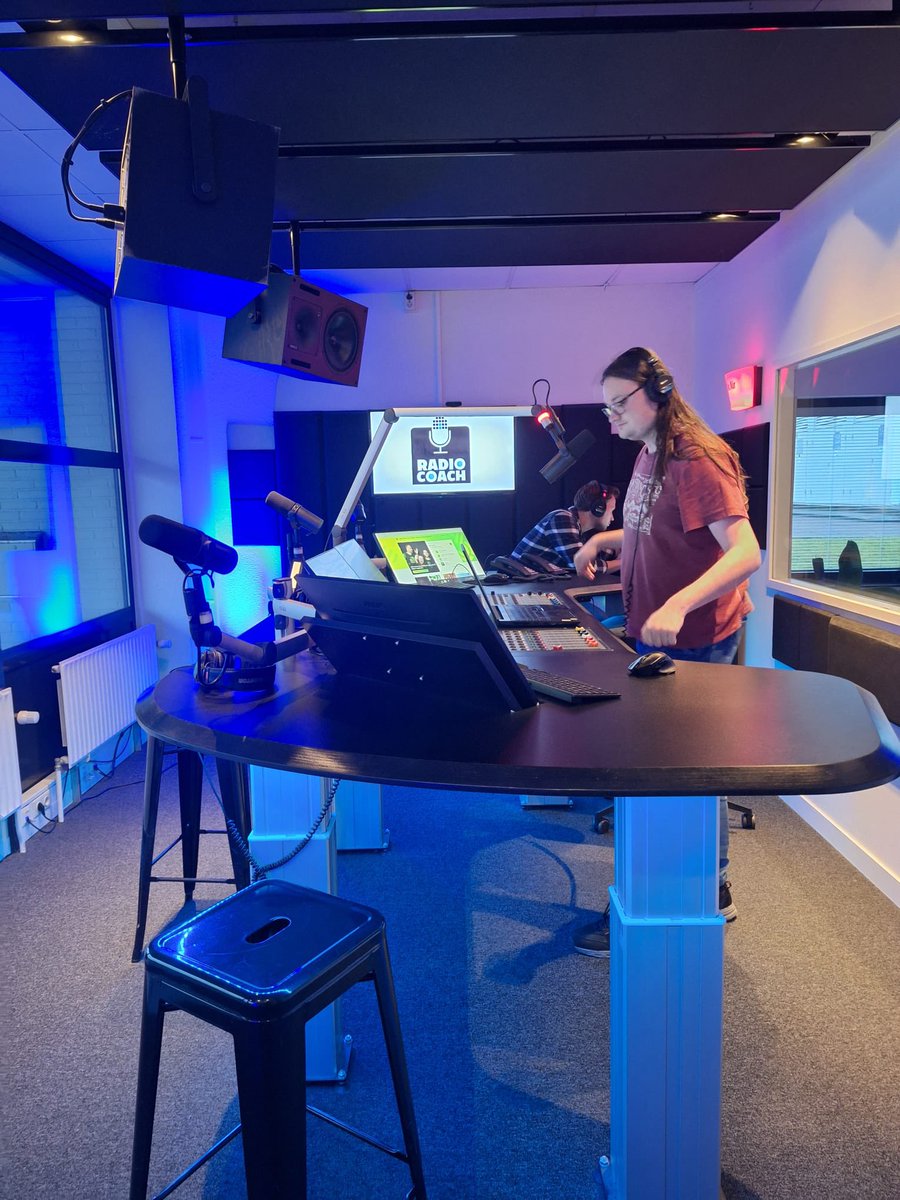 PierrePapa's tweet photo. Zelf produceren, presenteren en schuiven, dat leerden we jonge radiotalenten uit het hele land vandaag met deze @RadiocoachNL -training / productie in opdracht van @StichtingNLPO . Zaten een paar ruwe diamanten bij. Mooie radiodag. Leve de toekomst van de radio. https://t.co/Bd4LXZZPOX