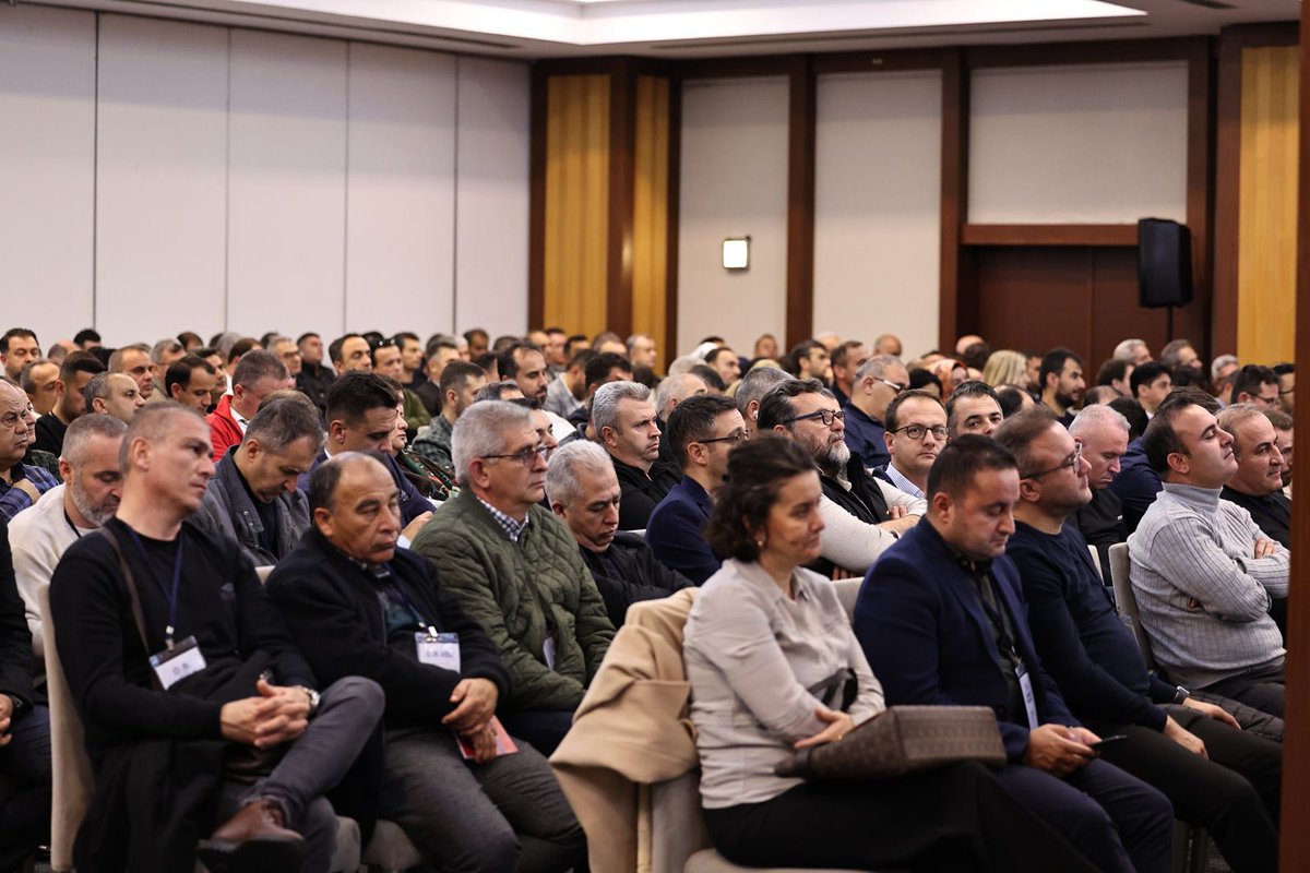 _aliyalcin_'s tweet photo. Kariyer Basamakları Yönetmeliği Zaman Kaybedilmeden Yayınlanmalıdır

Öğretmenlik Meslek Kanunu değişikliği sonrası Uzman ve Başöğretmenlik ünvanları için şartları tutanların, yeni haklarından faydalanabilmesi için yönetmeliğin ivedi olarak yayınlanması gerekir.

Yönetmelik ve Klavuz yayınlanırken Uzman/Başöğretmenlik için aranan hizmet süresinin hesabında;
▪️Aday öğretmenlikte, 
▪️Asker ve asker öğretmenlikte,
▪️Eğitim kurumu yöneticiliğinde, 
▪️Öğretmen olarak görev yapmakta iken şube müdürü, uzman, araştırmacı gibi diğer hizmet sınıflarında, 
▪️Sözleşmeli öğretmenlikte, 
▪️Özel öğretim kurumlarında yönetici, öğretmen, uzman öğretici statülerinde, 
▪️Her tür aylıksız izinlerde, 
▪️Ücretli öğretmenlikte geçirilen süreler,
▪️28 Şubat mağduru olan sonradan hakları iade edilerek atananların açıkta geçen süreleri,
▪️Memur kadrolarında/sözleşmeli personel pozisyonlarında,
geçirilen sürelerinin dahil edilmesi önemli ve gereklidir.

Öğretmen olarak görev yapmakta iken şube müdürü, uzman, araştırmacı gibi Bakanlığın diğer kadrolarına atananların, öngörülen şartları taşımaları kaydıyla uzman veya başöğretmen ünvanı için başvuruda bulunabilme hakkı tanınmalı ve yönetmelik biran önce yürürlüğe konularak kariyer basamakları eğitim süreci başlatılmalıdır.

@Yusuf__Tekin | @tcbestepe