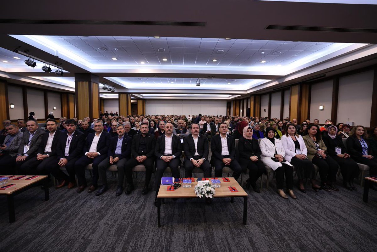 _aliyalcin_'s tweet photo. Kariyer Basamakları Yönetmeliği Zaman Kaybedilmeden Yayınlanmalıdır

Öğretmenlik Meslek Kanunu değişikliği sonrası Uzman ve Başöğretmenlik ünvanları için şartları tutanların, yeni haklarından faydalanabilmesi için yönetmeliğin ivedi olarak yayınlanması gerekir.

Yönetmelik ve Klavuz yayınlanırken Uzman/Başöğretmenlik için aranan hizmet süresinin hesabında;
▪️Aday öğretmenlikte, 
▪️Asker ve asker öğretmenlikte,
▪️Eğitim kurumu yöneticiliğinde, 
▪️Öğretmen olarak görev yapmakta iken şube müdürü, uzman, araştırmacı gibi diğer hizmet sınıflarında, 
▪️Sözleşmeli öğretmenlikte, 
▪️Özel öğretim kurumlarında yönetici, öğretmen, uzman öğretici statülerinde, 
▪️Her tür aylıksız izinlerde, 
▪️Ücretli öğretmenlikte geçirilen süreler,
▪️28 Şubat mağduru olan sonradan hakları iade edilerek atananların açıkta geçen süreleri,
▪️Memur kadrolarında/sözleşmeli personel pozisyonlarında,
geçirilen sürelerinin dahil edilmesi önemli ve gereklidir.

Öğretmen olarak görev yapmakta iken şube müdürü, uzman, araştırmacı gibi Bakanlığın diğer kadrolarına atananların, öngörülen şartları taşımaları kaydıyla uzman veya başöğretmen ünvanı için başvuruda bulunabilme hakkı tanınmalı ve yönetmelik biran önce yürürlüğe konularak kariyer basamakları eğitim süreci başlatılmalıdır.

@Yusuf__Tekin | @tcbestepe