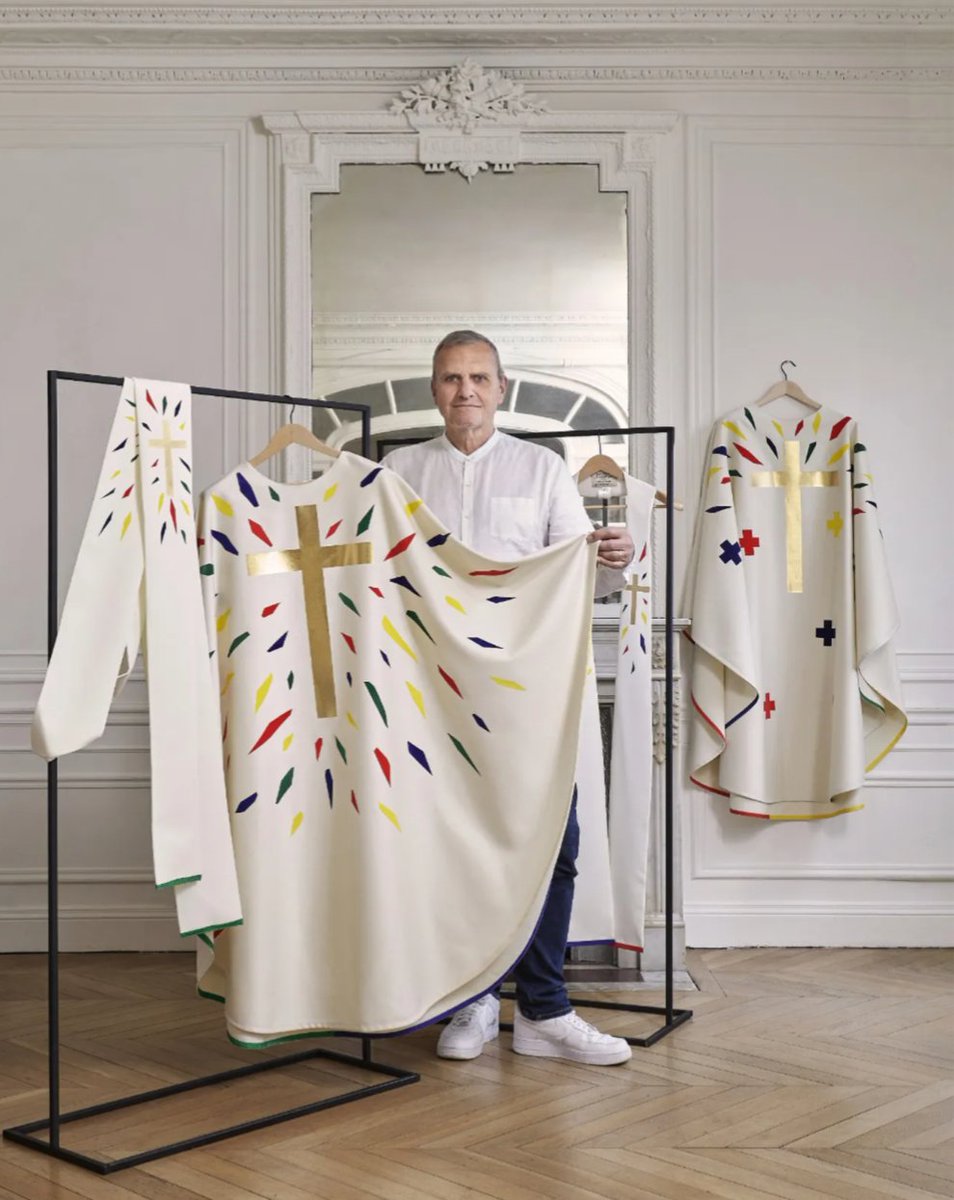 The Castelbajac chasubles were apparently inspired in part by Keith Haring's 'Radiant Baby'. In the sober context of a service it's simply giving Sunday School art project #NotreDameDeParis