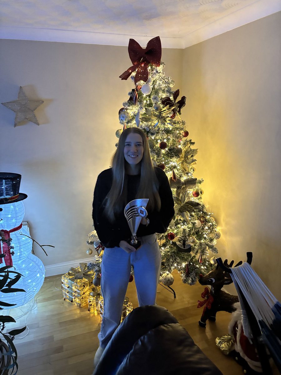 Congratulations to captain Aoife Fanning who was awarded player of the year for ⁦<a href="/DundalkFC/">Dundalk FC</a>⁩ U17s. We are so proud of you 😘⚽️⚫️⚪️