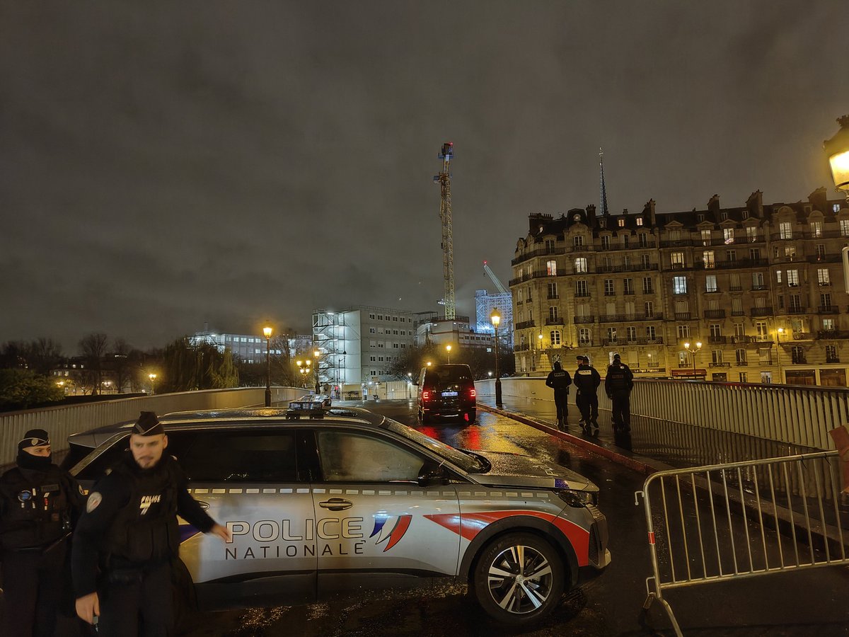 Velodumarais's tweet photo. L'acces à Notre-Dame c'est pas pour les gueux. https://t.co/DiHptOpEIj