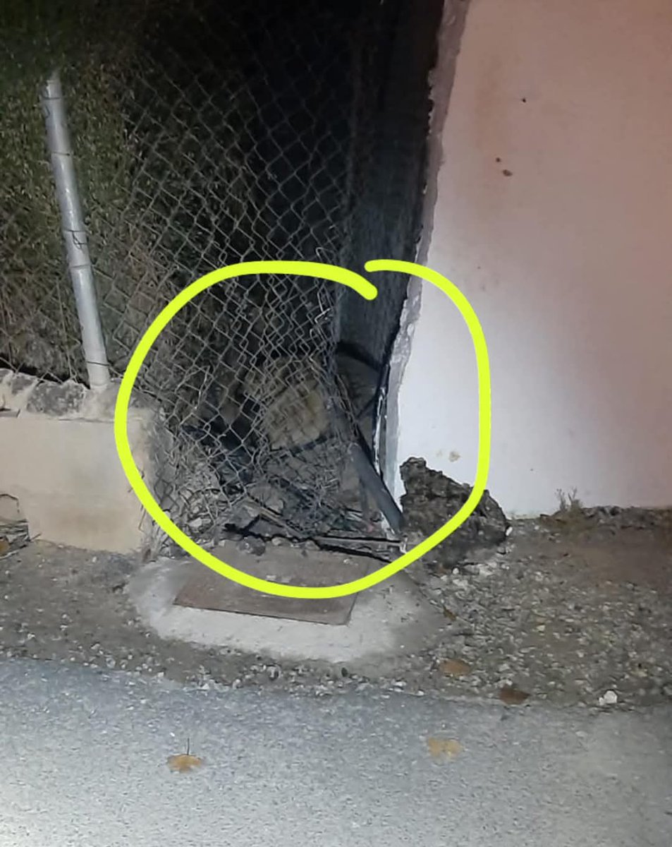 SilviaMylo's tweet photo. Pobrecita si es una malinois los perros más inteligentes del mundo los únicos que intentan entender al humano y como se ve por favor ayuda 🙏
Qué tristeza 💔 😢
Copio :
Por favor ayuda 🙏 
Es buenísima
nadie puede ayudarla? Duerme en la calle como veis en la última foto que no se ve bien!! 
Mirad adonde duerme el animalico ayudadme a poder sacarla de aquí!!!!💔 😢 🙏
661351086
Granada
