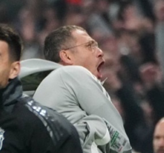 bjkshitpost's tweet photo. yok be ne fanatiği saçmalama maçtan maça skorları takip ediyorum işte https://t.co/CobNUc3qfu