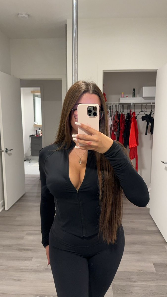 who's up for a 🌶️ pic? 🤭 https://t.co/QoFvUaXLpV