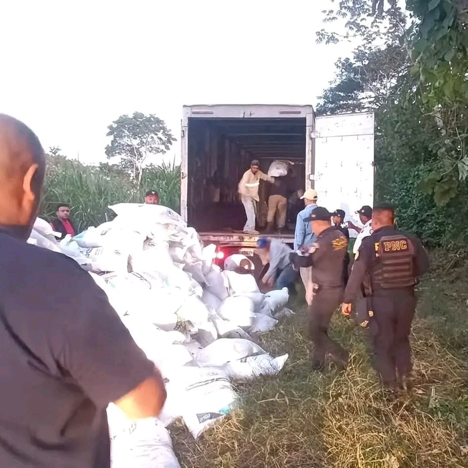 Herman5818Pb's tweet photo. 🚨🚨 Urgente Última hora 🚨🚨 
Funcionarios del MAGA involucrados en el Trasciego y venta ilegal de fertilizantes, Ayer se decomiso este cargamento de fertilizantes que pertenecían a una empresa privada.
450 sacos de fertilizantes calzados en más de Q90 mil Quetzales. Con el logo del gobierno del actual gobierno de Bernardo Arévalo.
