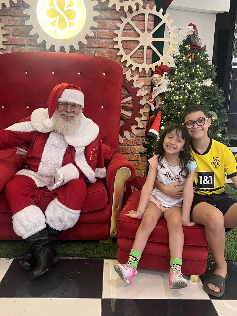 gisellemuoio's tweet photo. O Natal me machuca tanto com a falta da minha filha. Trazer a Gabi pra ver o Papai Noel me custou muita força e dor no coração, mas eu digo há tempos: continuar viva é minha maior prova de amor aos meus filhos. POR ELES, tudo é por eles, eu sou por e para eles! ❤️‍🩹 https://t.co/NWRjGcTK82