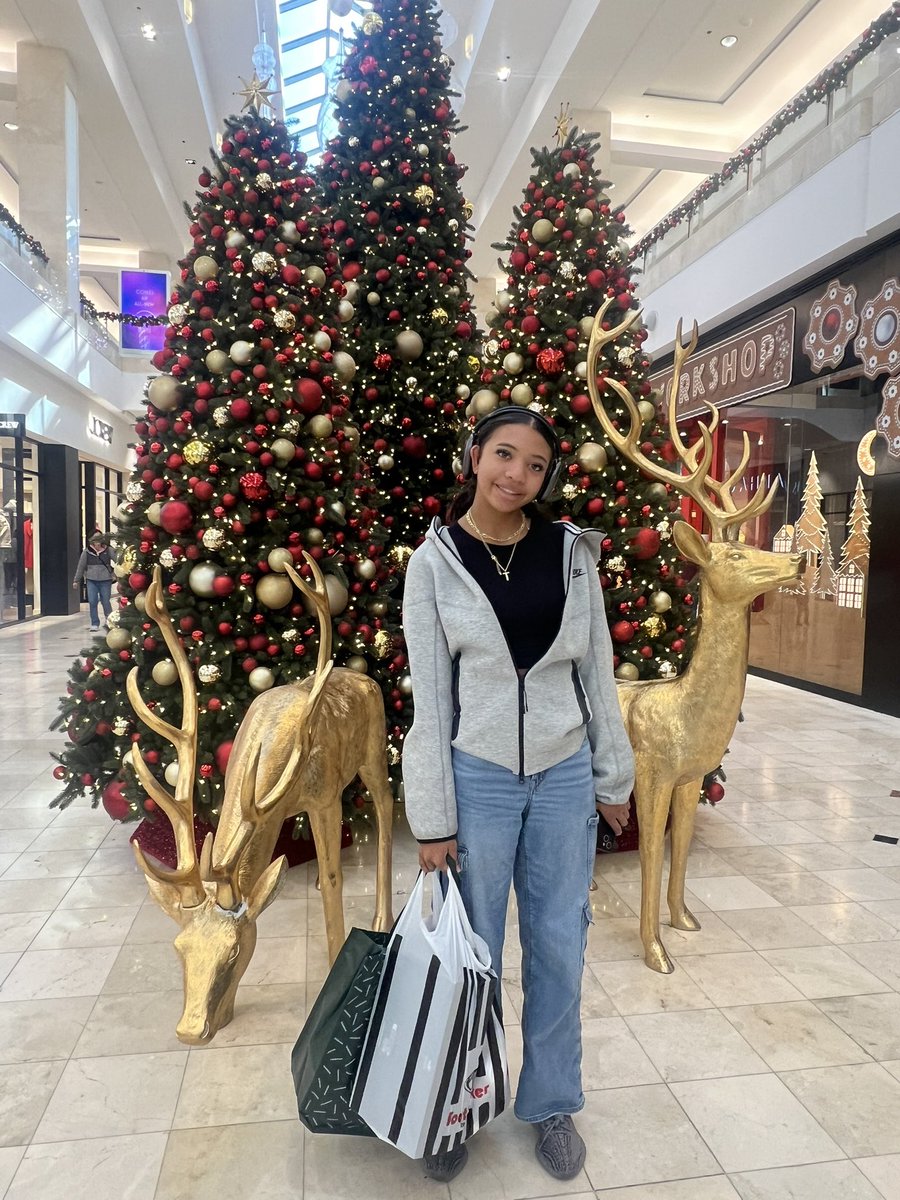 Dodson2121's tweet photo. Fun Day with my girl🎄 🎁 🎅 🛍️
#DMVLIFE https://t.co/qahODrC3ja