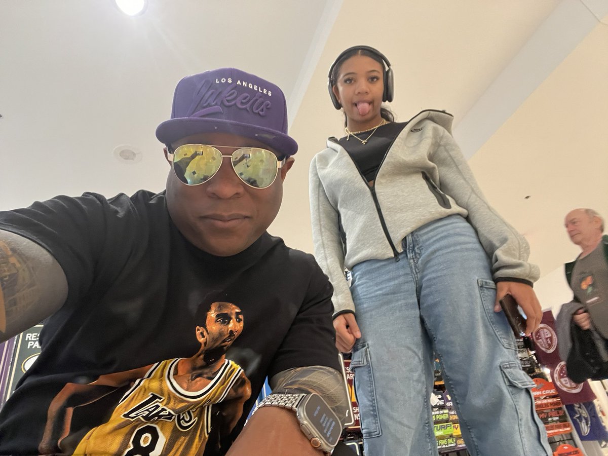 Dodson2121's tweet photo. Fun Day with my girl🎄 🎁 🎅 🛍️
#DMVLIFE https://t.co/qahODrC3ja