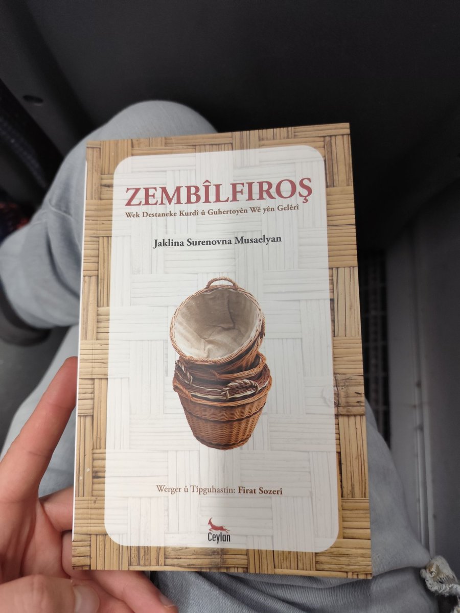 Bi werger û tîpguhêziya Kek Firat Sozerî <a href="/SozeriRat/">Fırat</a> xebateke balkêş ya li ser guhertoyên cuda yên Zembîlfiroşê ji weşanên Ceylanê <a href="/ceylanyayinlari/">ceylan yayınları</a> derçû. 
Xwendeyên wê her zêde bin ☀️