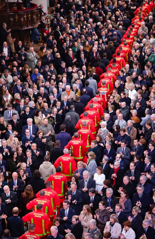 sarahagnes2's tweet photo. La France comme on l’aime : réconciliée, reconnaissante, resplendissante, espérante …
#NotreDameDeParis https://t.co/r2PdqlgZW5