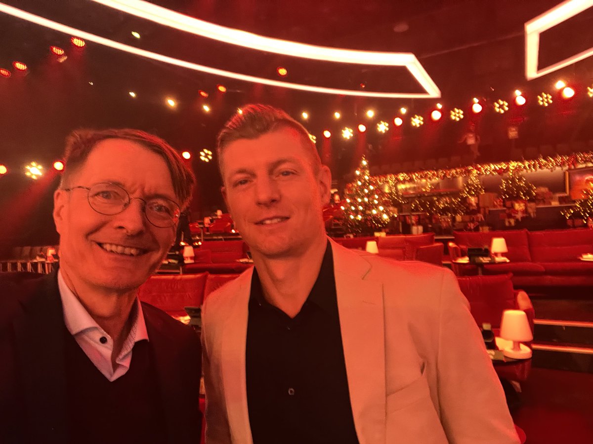 Karl_Lauterbach's tweet photo. Toni Kroos, der Flankengott. Als ehemaliger ehrgeiziger Linksaußen, mit super Ehrgeiz und ohne Talent, kann ich mich nur verbeugen… https://t.co/MMuek2vV6o