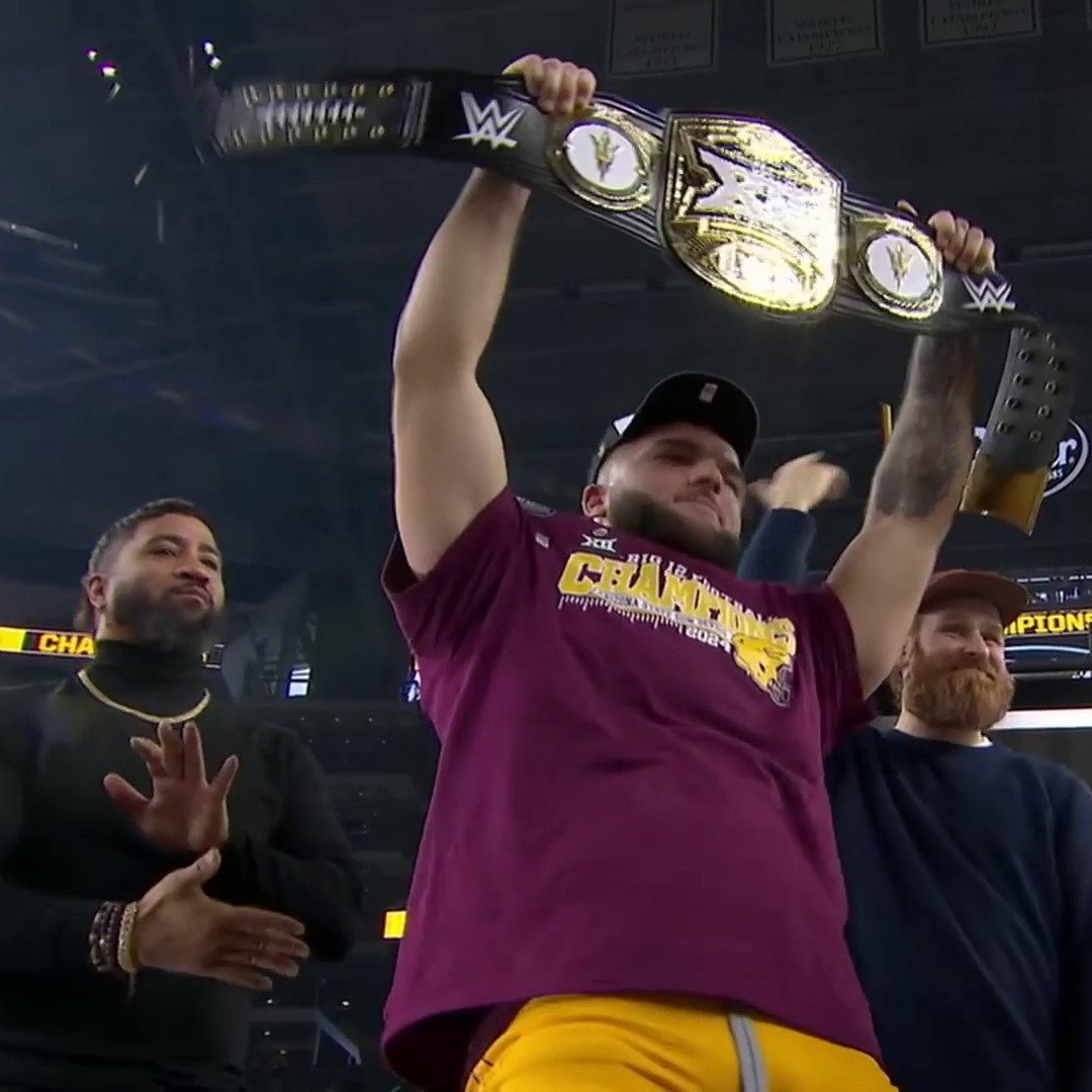 CFBONFOX's tweet image. YEET

@SamiZayn and Jey Uso present the Big 12 Title belt to Cameron Skattebo 🏆