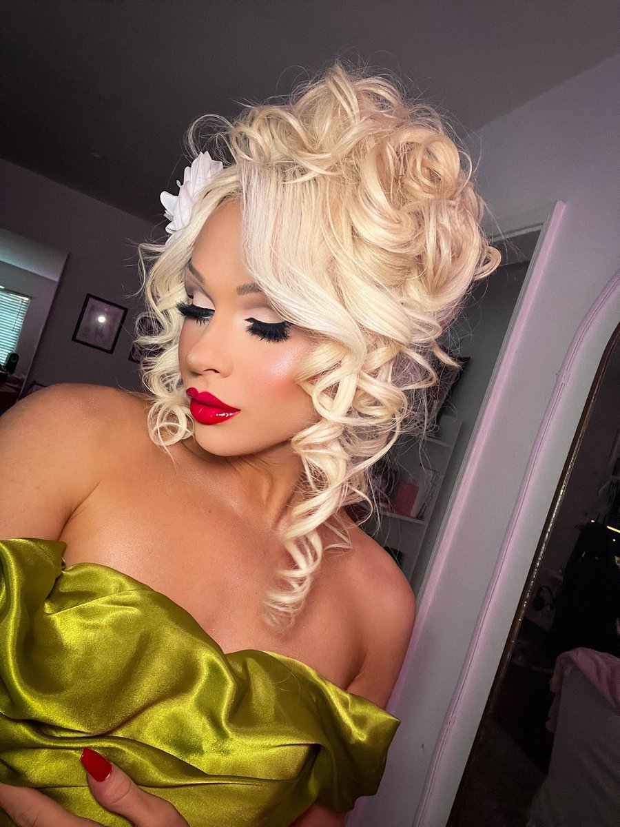 👑 Farrah Moan tweet media