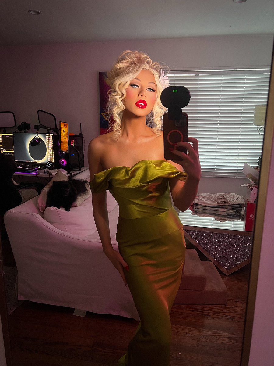 👑 Farrah Moan tweet media