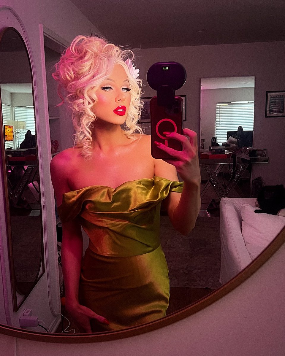 👑 Farrah Moan tweet media