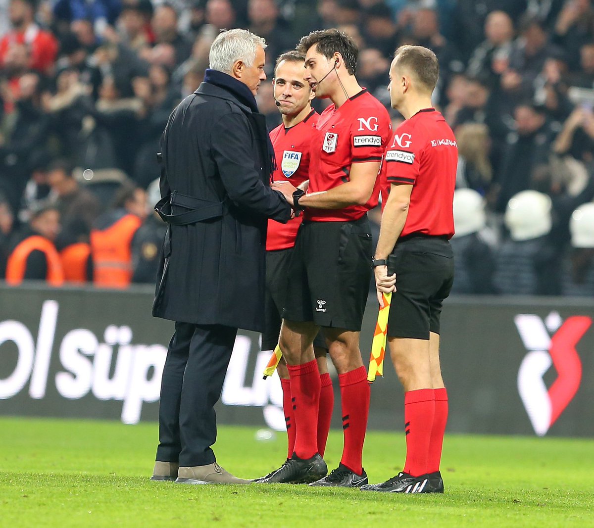 ÖZEL 🚨

İŞTE O DİALOG!

Mourinho maçın sonunda hakem Mehmet Türkmen’e “Sen çok önemli bir karaktersin” dedi. <a href="/beyazfutbol/">Beyaz Futbol</a>