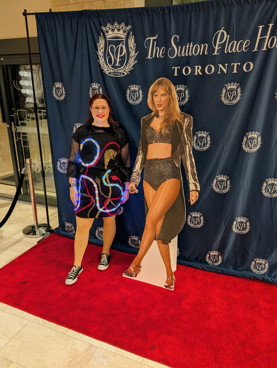marijanemp's tweet photo. Outfit reveal ✨🐍  And by the way, I went out on November 21, 2024, to see Taylor Swift's Eras Tour! 💎🌟 #TorontoTSTheErasTour #TSTheErasTour #OutfitReveal #ErasTourOutfit #SwiftieStyle #Bejeweled #TaylorSwiftVibes #tayronto #toronto #erastour #taylorswift #taylornation https://t.co/0RGPUxjzCQ