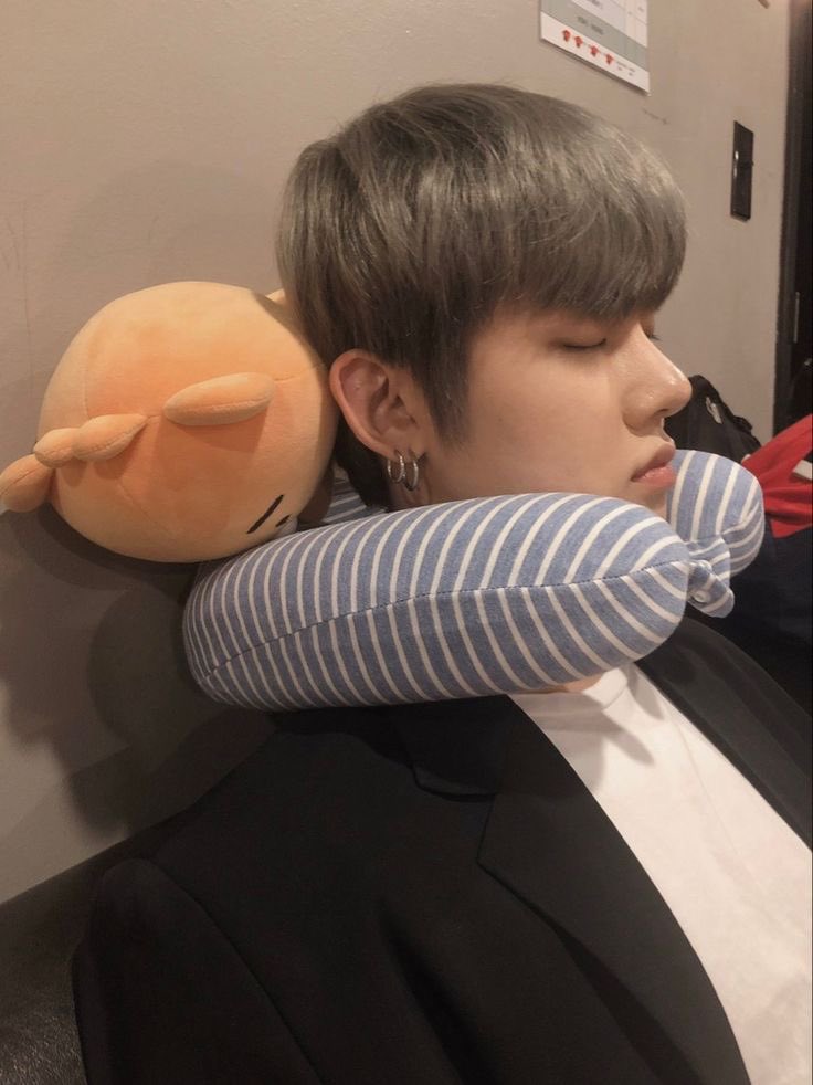 loopszzn's tweet photo. It's crazy how pretty he’s even when he's asleep https://t.co/RrdYHOmGK3