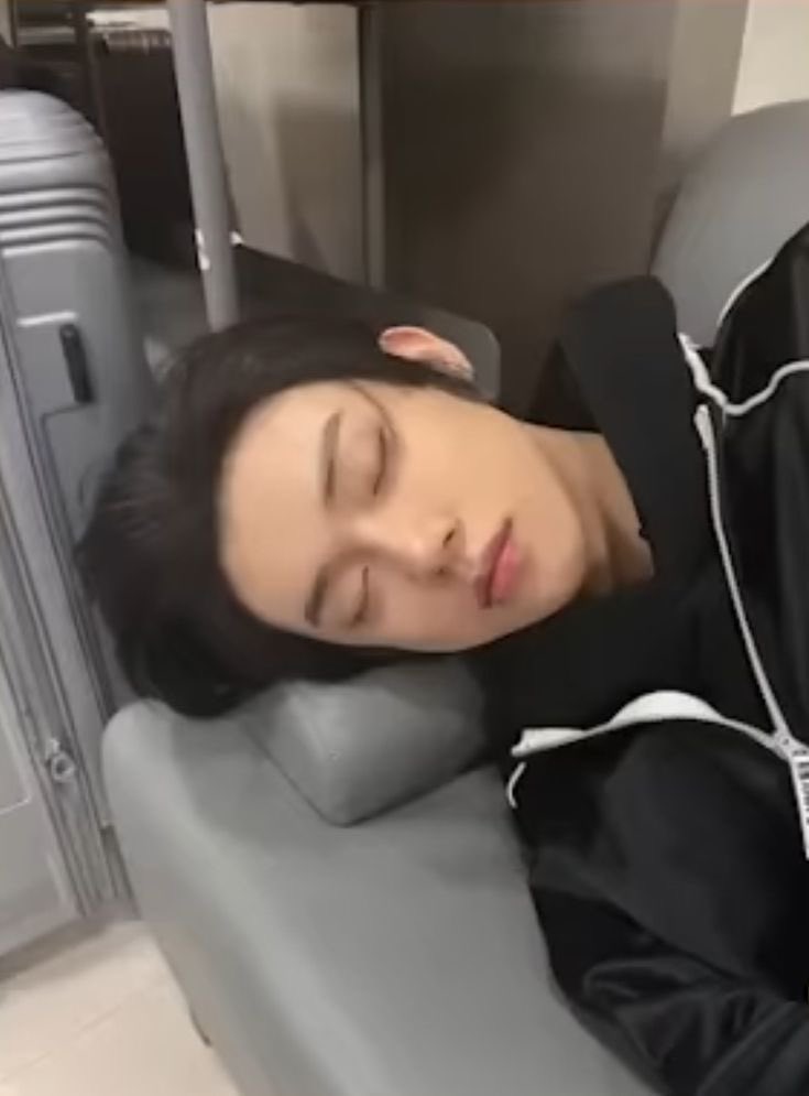 loopszzn's tweet photo. It's crazy how pretty he’s even when he's asleep https://t.co/RrdYHOmGK3