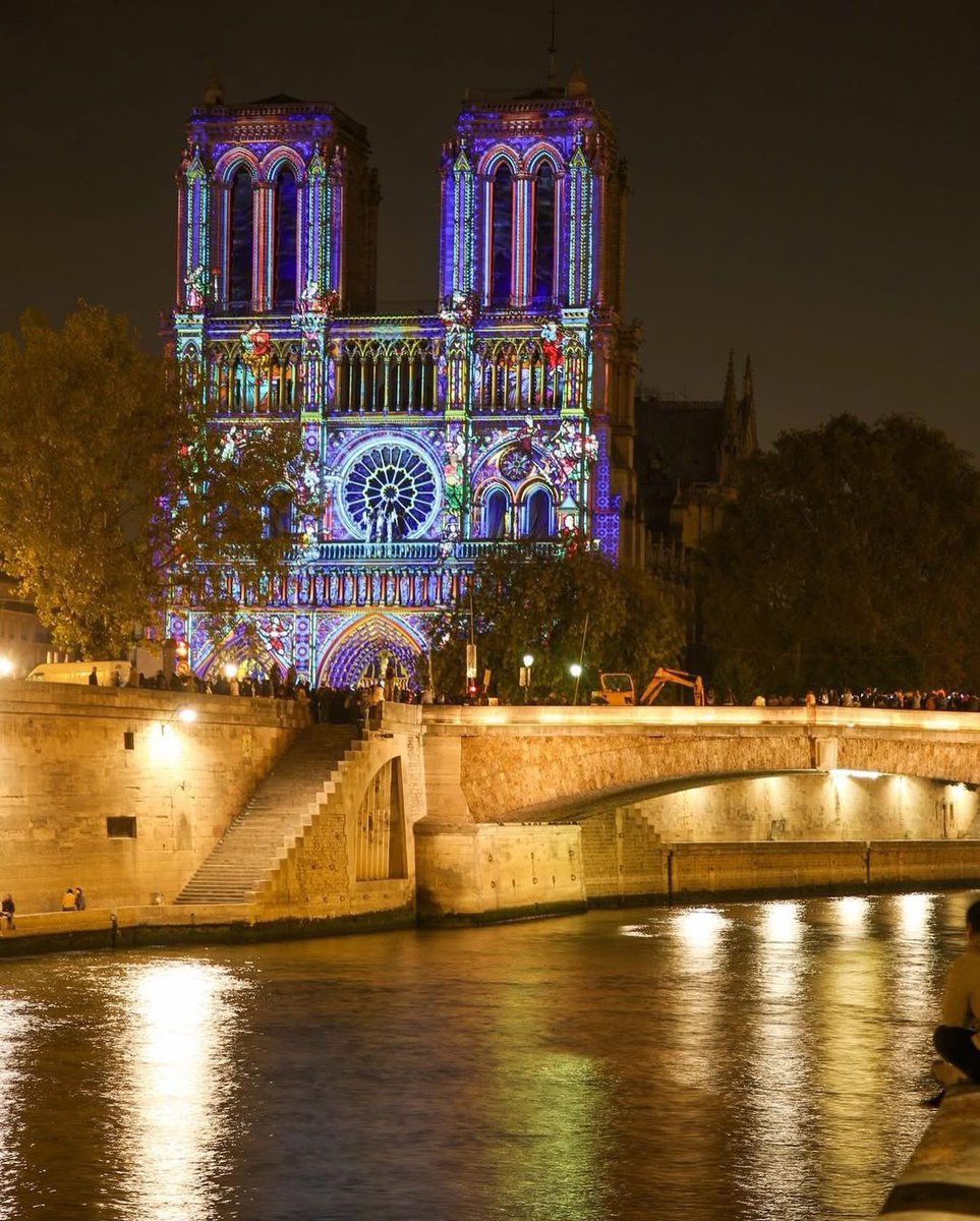jagathi13's tweet photo. 🌟Paris s’illumine, la Cathédrale éclaire nos rêves ce soir ✨ #ParisByNight #Splendeur #NotreDameDeParis https://t.co/DhWRkgmEhh