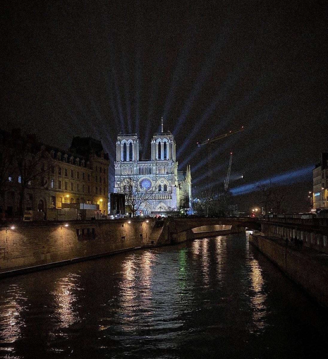 jagathi13's tweet photo. 🌟Paris s’illumine, la Cathédrale éclaire nos rêves ce soir ✨ #ParisByNight #Splendeur #NotreDameDeParis https://t.co/DhWRkgmEhh