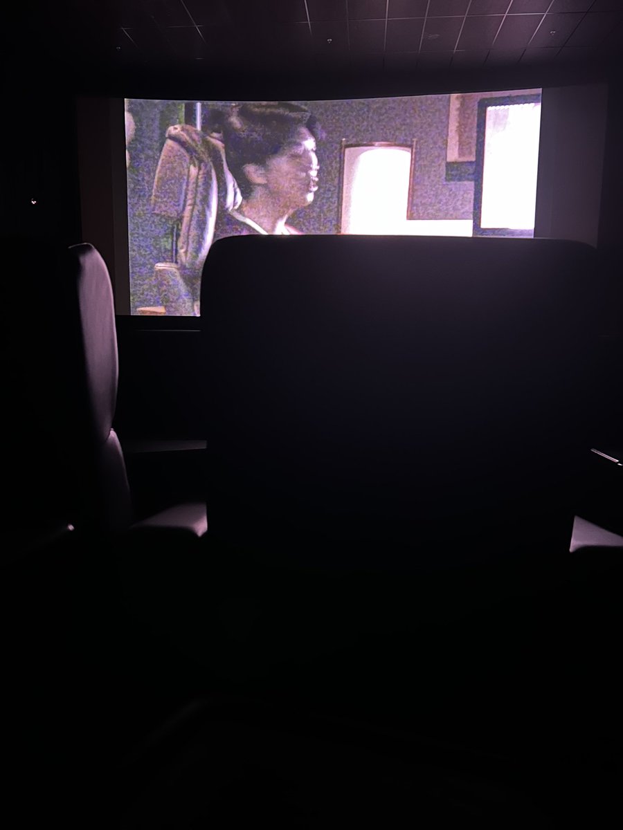 valeMuzz's tweet photo. @Rulis_ocultis93 @CinemarkChile Literal, es super incomoda, las butacas son duras y tienen 1 palo al medio que duele🍑. Aparte no se ve toda la pantalla de ningún ángulo, dada la pésima inclinación de la sala, aaa y la salida huele a pichi!! Pésima experiencia con la sala premiun de vespucio.adjuntó evidencia https://t.co/totcAbYCLK