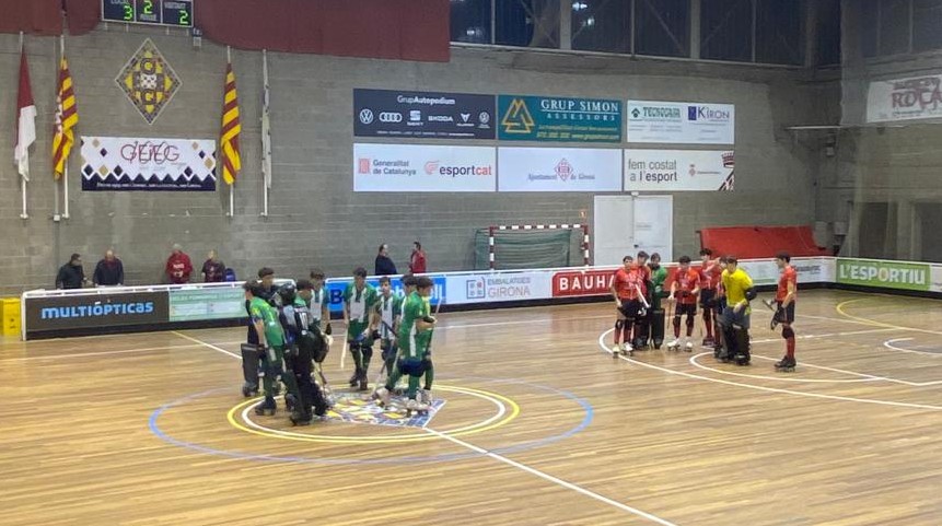 🏑 #OKNCATM Jornada 12. Final
<a href="/geieg1919/">GEiEG</a> 3 <a href="/cpvoltrega/">Club Patí Voltregà-Movento Stern</a> 2
Un doblet de <a href="/robertiiko22/">Roberto Lopez</a> i un gol de <a href="/dickin_pau/">Pau Dickin</a> a manca de 3 minuts pel final suposa la 4a victòria dels gironins.