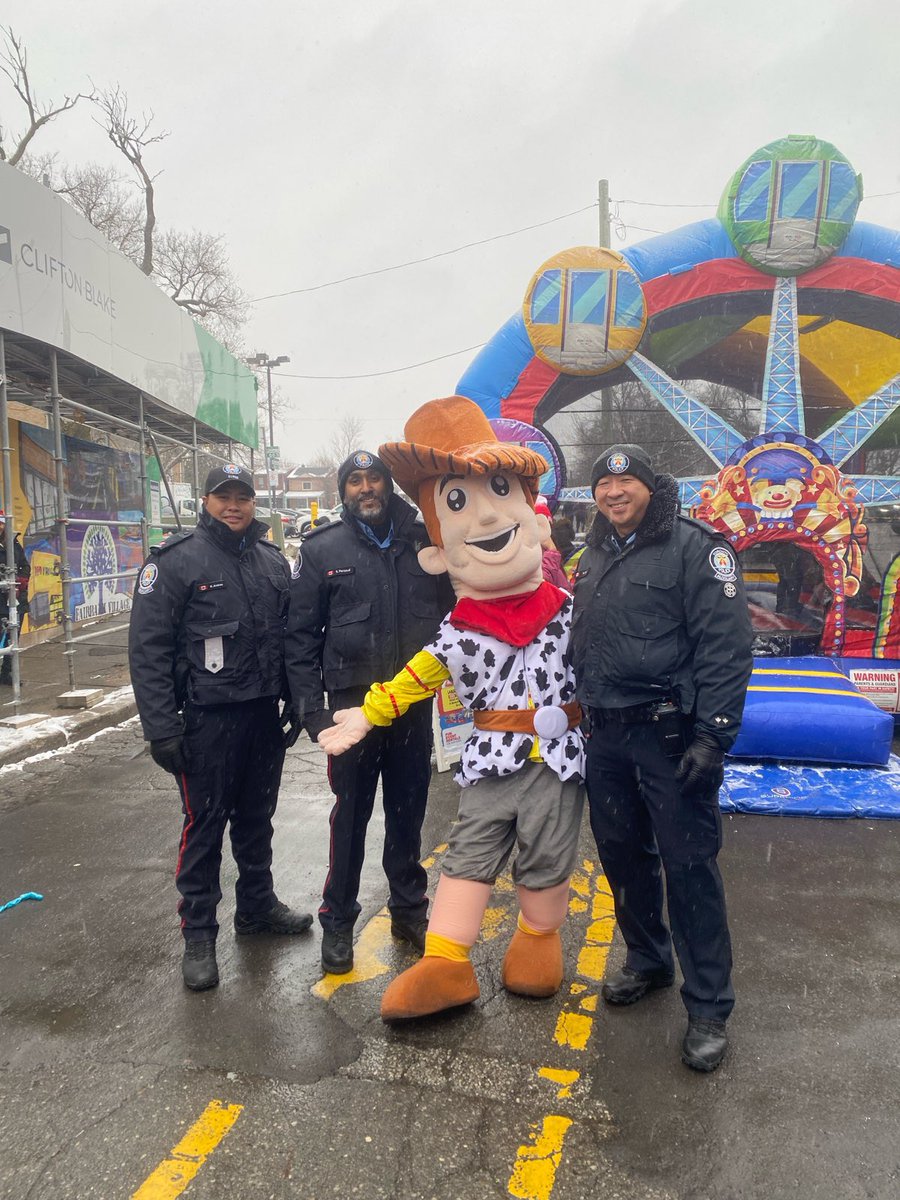 Our <a href="/TPSAux13Div/">TPS Auxiliary 13DIV</a> are at the <a href="/FairbankVillage/">Fairbank Village BIA</a> Light up the Holidays event happening now on Eglinton West near Dufferin. #community