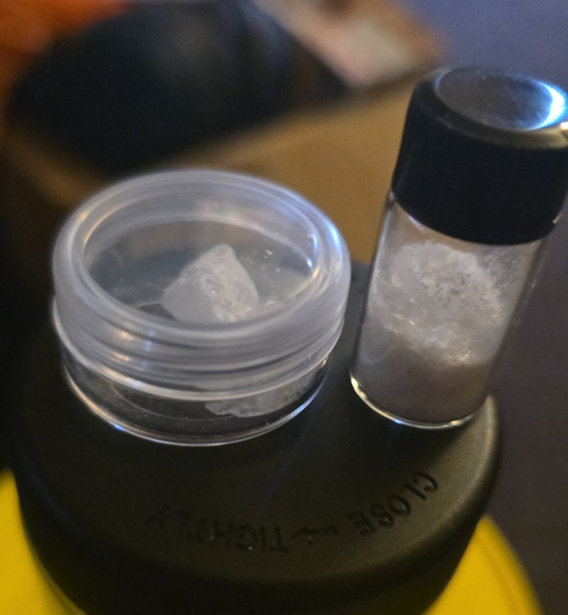 allcoldinside's tweet photo. Bottled the samples up...
3ml glass is too small, imo...
I don't like the way the pucks look, tbh...
We'll get there, no doubt.
#ColdsCannibisClub #ColdTHCa #StonerFam
#Stoner #StonerGamer #IB6 https://t.co/d05k6cxMMm