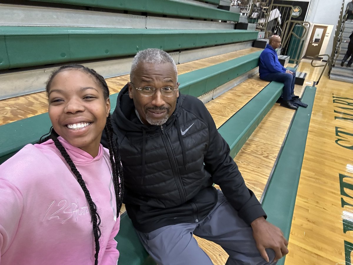 Twitterless Coach Willie ran into some <a href="/Legends_Bball/">Legends U Basketball</a> players today! <a href="/ReghanMarkley_5/">Reghan Markley</a> &amp; <a href="/NiRahClark/">Ni’Rah Clark #33 Lady Rams</a> 🟦🟨🏀🏀