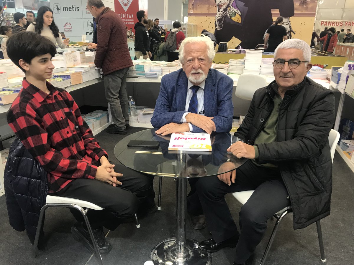 Sevgili DOSTLAR,
Bugün kitap fuarında Sevgili Ağabeyim ve hemşerim Prof. Dr. Ali Demirsoy ile oğlu Ali Evren Demirsoy'u Palme Kitapevi standında ziyaret ederek yeni çıkan kitaplarını aldım. Tabi Ali Ağabeyle ortak konumuz Kemaliye anıları ve ortak dostlarımızdı. Esen kalın...