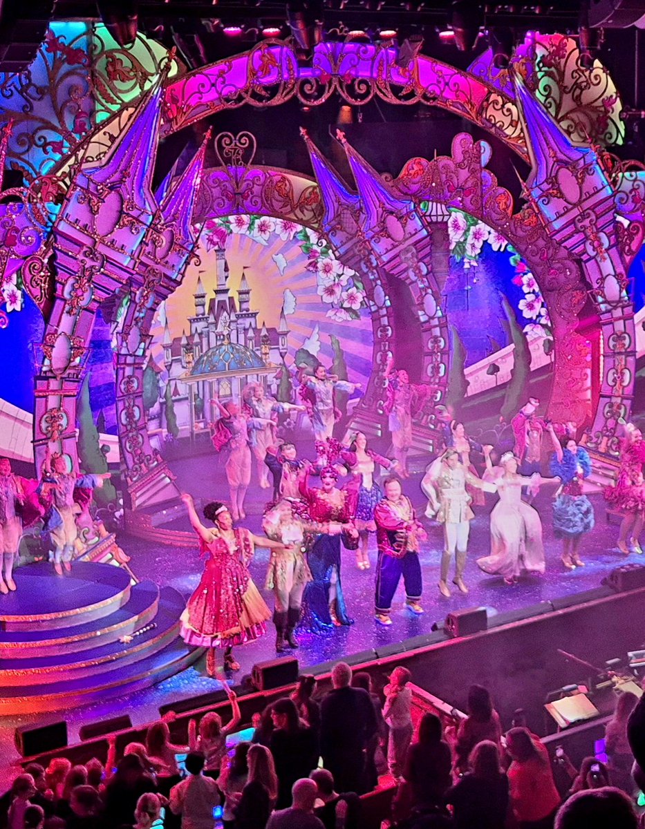 EllisD238's tweet photo. What a fantastic opening night watching, great cast, crew and amazing set design #cinderella @Thehexagon #rdgpanto https://t.co/X4hl1hXomS