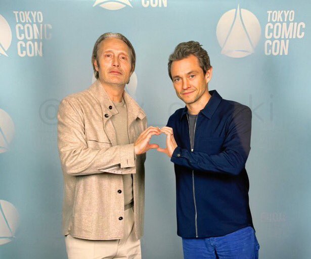 I’m crying how did they fuck up the heart hands THAT badly