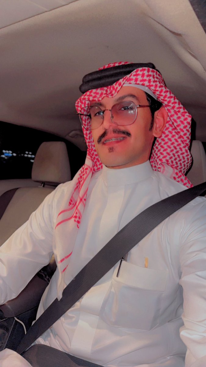 الظروف اللي تساومني وتحرج وجهي
ماحشمت وجه الكريم من الزمن واحراجه

كل طيب لا نشدني وش ظروفك : وش هي !
قلت ربّي .. فزعة المحتاج وقت الحاجة

ياكفوف المستصيب من الظروف اتجهي
صوب من يبسط يده للعالم المحتاجه 

غير يانفسي تمشّي فـ البسيطة واسهي
ماني لحالي يواجه في الزمن ما واجه "