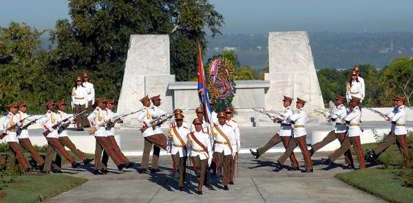 El internacionalismo ha caracterizado la Revolución por ello, el 7/12 los cubanos homenajeamos a los combatientes que de manera generosa y heroica, ofrendaron sus vidas en el cumplimiento de misiones internacionalistas. 
#CubaViveEnSuHistoria 
<a href="/UlisesGuilarte/">Ulises Guilarte de Nacimiento</a> 
@CubaCentral