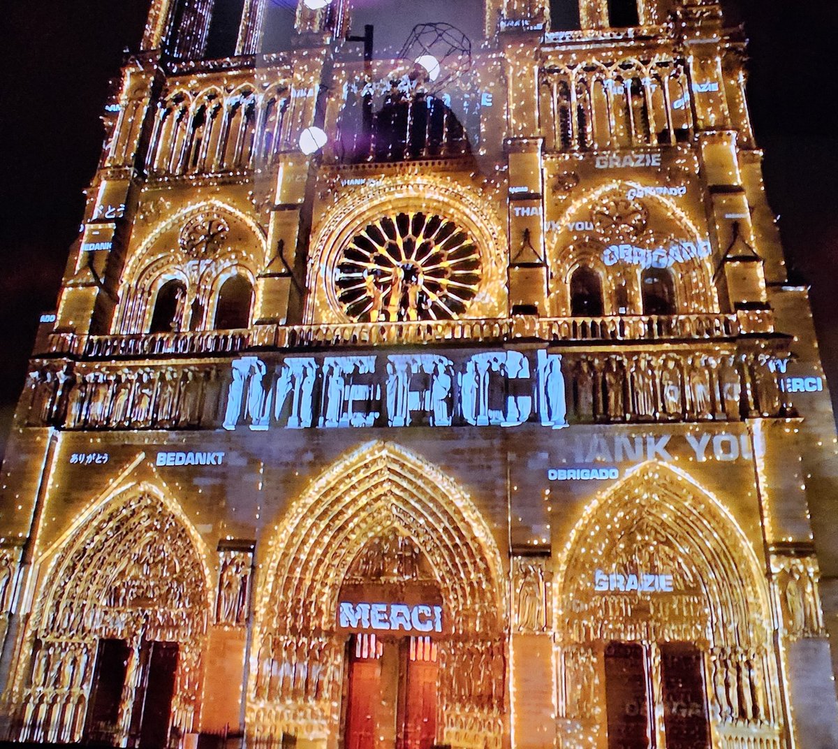 Aux <a href="/PompiersParis/">PompiersParis</a> et
à tous les acteurs de
#RebatirNotreDameDeParis
       👏👏👏
et
Merci ...
#NotreDameDeParis
#ParisCentre
#Paris