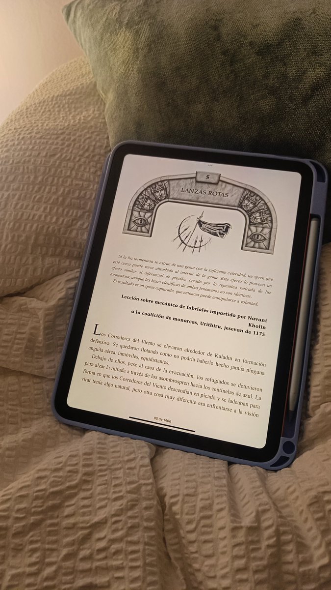 No seré yo muy de leer en digital, pero para los viajes, esto te salva la vida.
(Sobretodo si tienes que cargar las 1408 páginas de El ritmo de la guerra en la maleta).