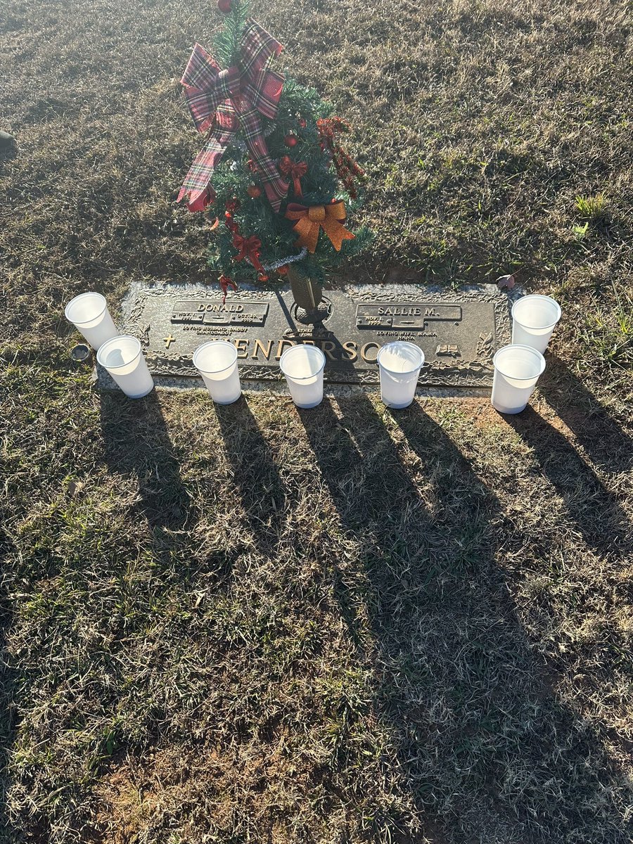 bmh1973's tweet image. Met my little sister @hendersonbaker &amp;amp; mom at the cemetery for the annual candle lighting. #MissingMyDad #holiday2024