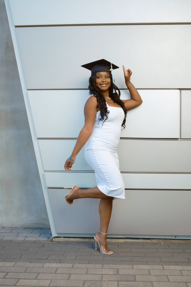 A wise girl knows her limits, a smart girl knows that she has none. 🤍- Marilyn Monroe