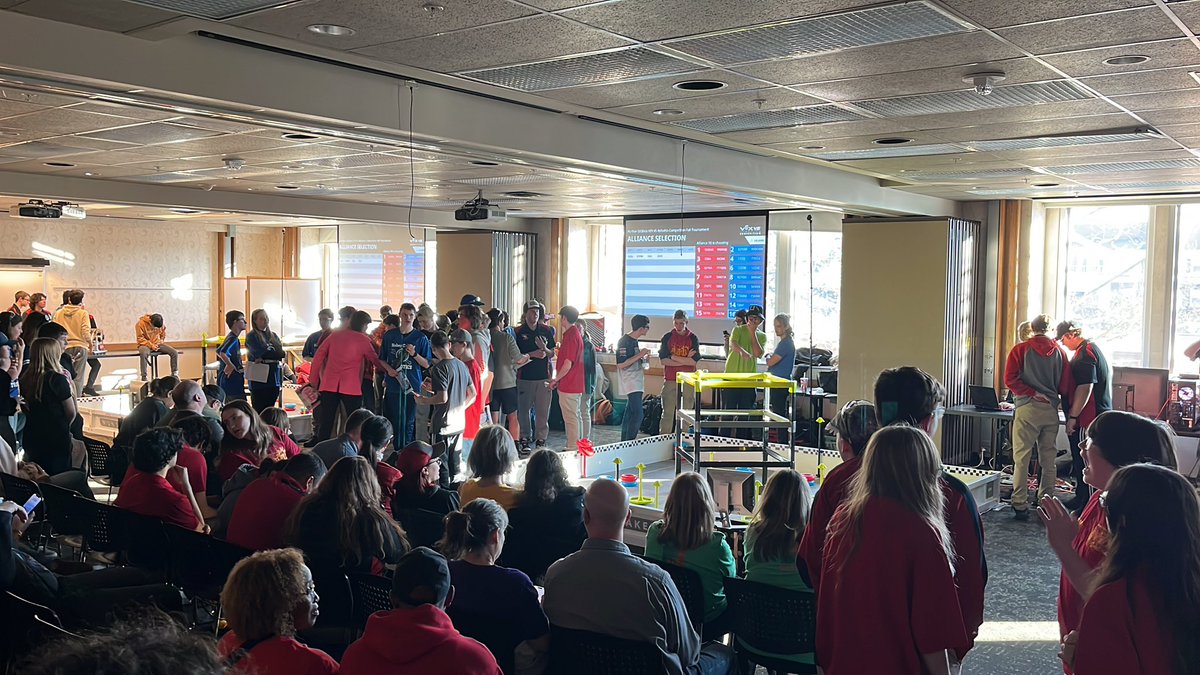 The lights in the Stewart Center went off for some reason. BCHS put 3 teams into the tournament at alliance selection. Let’s go Trojans!